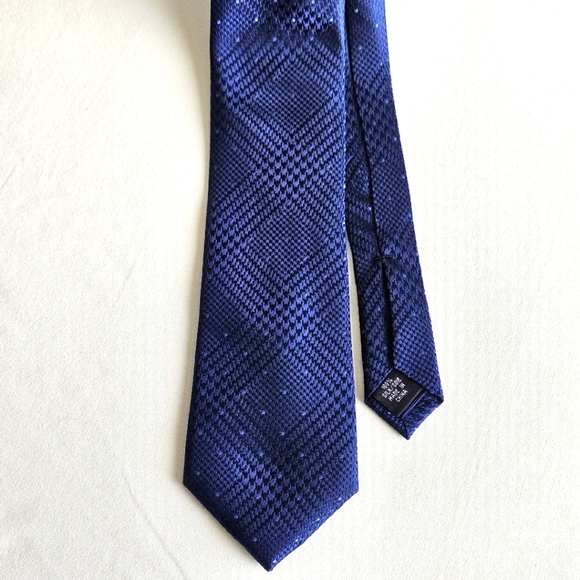 Michael Kors Men’s 100% Silk Blue Neck Tie, With Intricate Woven Patterns - Picture 4 of 9
